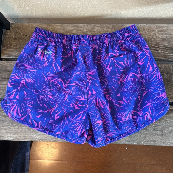 Columbia PFG Women’s Shorts - Size Medium - Purple Floral Shorts w/ Back Pocket - Picture 4 of 9